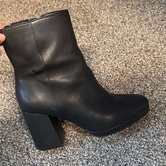 Elegant Black Ankle Boots - Picture 3 of 3